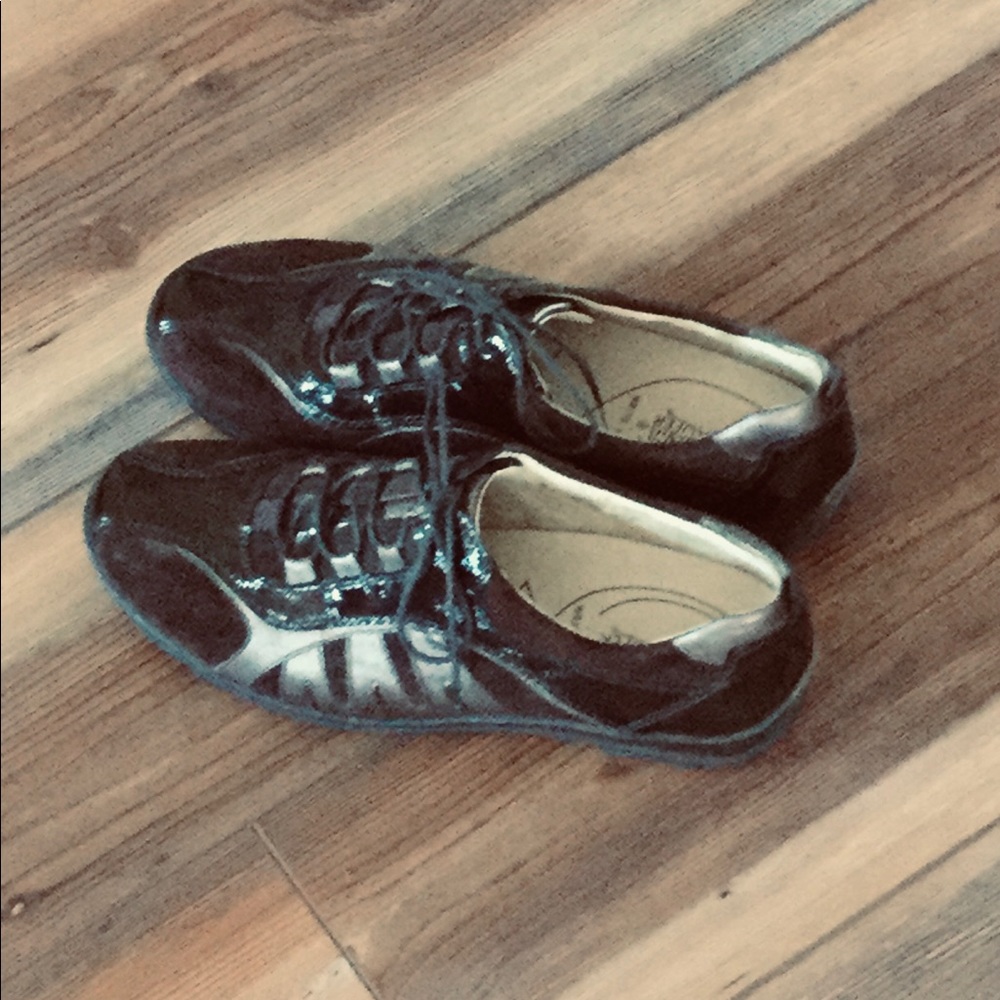 Suede And Patent Leather Lace-Up Walking Shoes 5